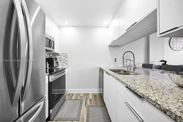 $1,890 | 777 South Federal Highway, Unit RP405, Pompano Beach, FL 33062