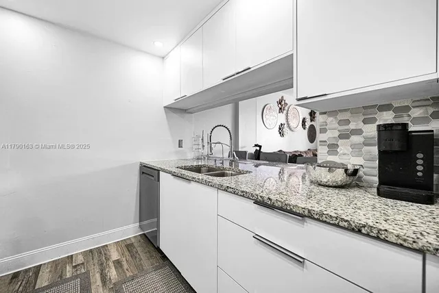 $1,890 | 777 South Federal Highway, Unit RP405, Pompano Beach, FL 33062