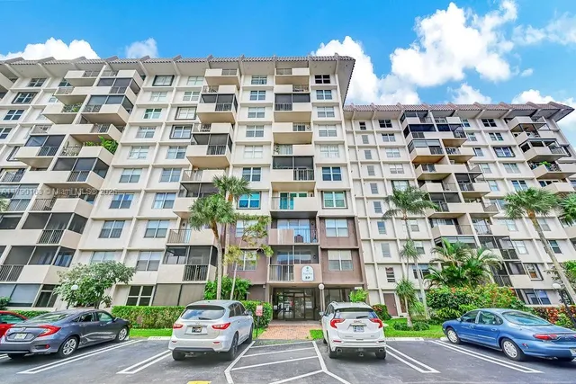$1,890 | 777 South Federal Highway, Unit RP405, Pompano Beach, FL 33062