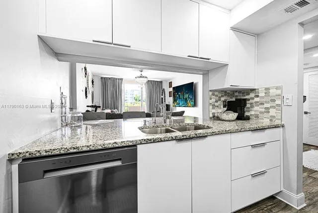 $1,890 | 777 South Federal Highway, Unit RP405, Pompano Beach, FL 33062