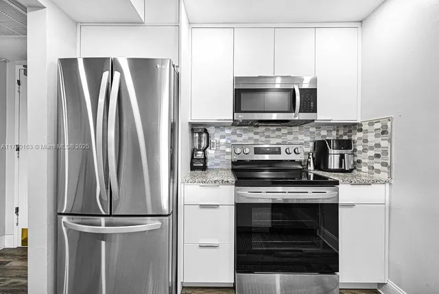 $1,890 | 777 South Federal Highway, Unit RP405, Pompano Beach, FL 33062