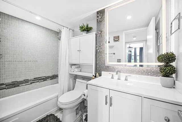 $1,890 | 777 South Federal Highway, Unit RP405, Pompano Beach, FL 33062