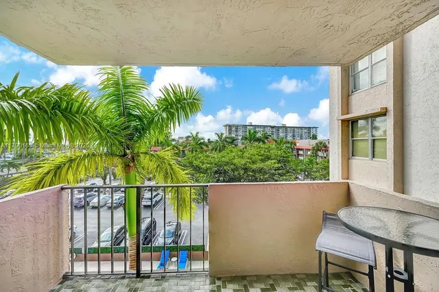 $1,890 | 777 South Federal Highway, Unit RP405, Pompano Beach, FL 33062