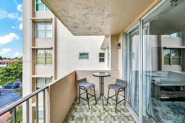 $1,890 | 777 South Federal Highway, Unit RP405, Pompano Beach, FL 33062