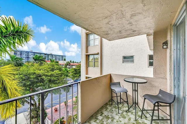 $1,890 | 777 South Federal Highway, Unit RP405, Pompano Beach, FL 33062