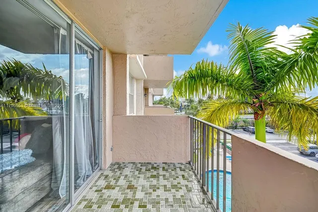 $1,890 | 777 South Federal Highway, Unit RP405, Pompano Beach, FL 33062