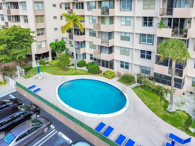 $1,890 | 777 South Federal Highway, Unit RP405, Pompano Beach, FL 33062