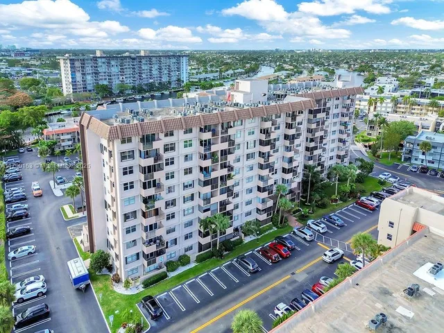 $1,890 | 777 South Federal Highway, Unit RP405, Pompano Beach, FL 33062