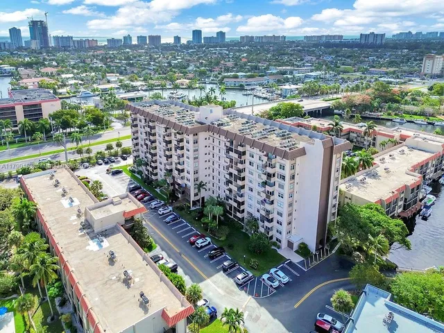 $1,890 | 777 South Federal Highway, Unit RP405, Pompano Beach, FL 33062