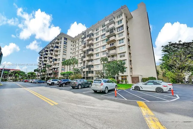 $1,890 | 777 South Federal Highway, Unit RP405, Pompano Beach, FL 33062
