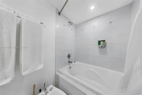 $4,000 | 2951 South Bayshore Drive, Unit 215, Coconut Grove, FL 33133