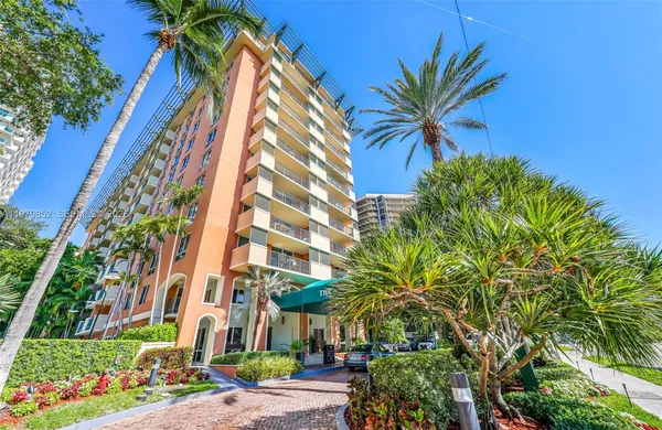 $4,000 | 2951 South Bayshore Drive, Unit 215, Coconut Grove, FL 33133