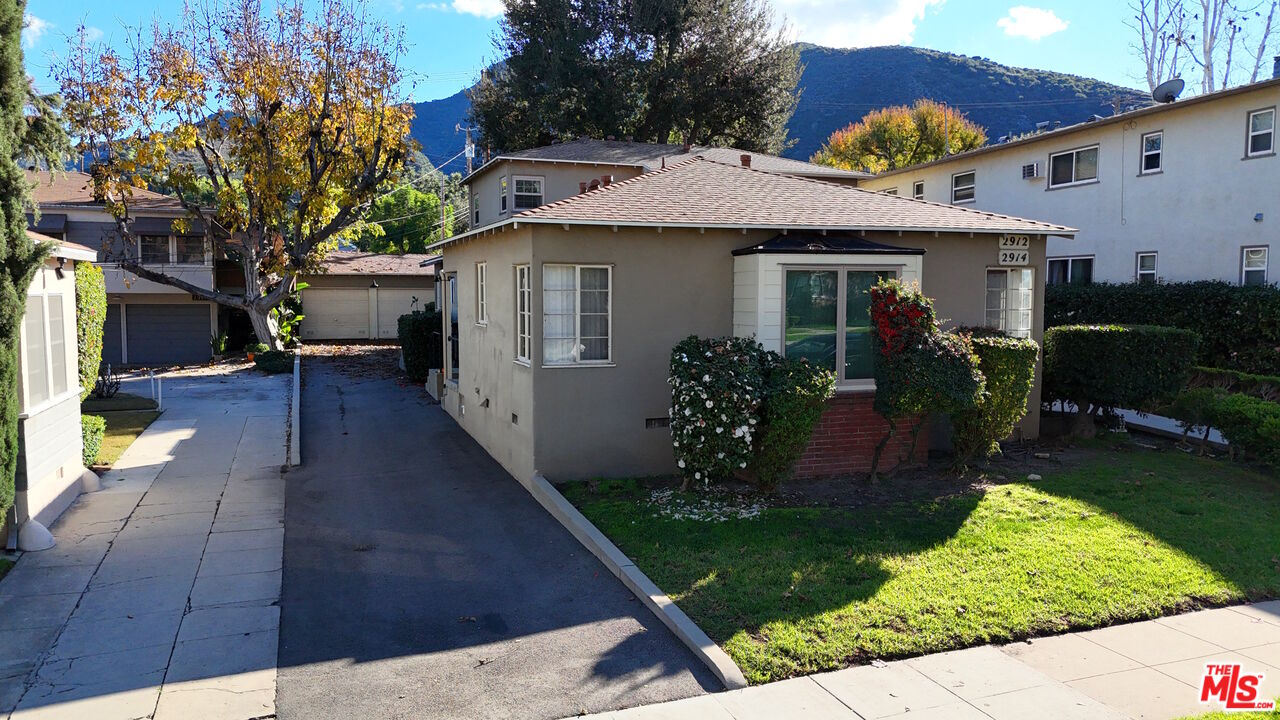 2912 West Riverside Drive Burbank, CA 91505 - Photo 15 of 16 a view of a house with backyard and sitting area