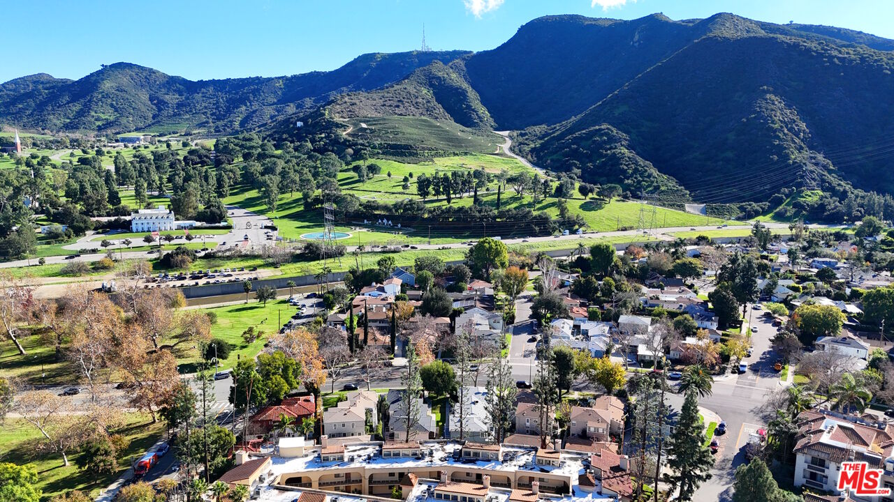 2912 West Riverside Drive Burbank, CA 91505 - Photo 2 of 16 a view of a area with a garden