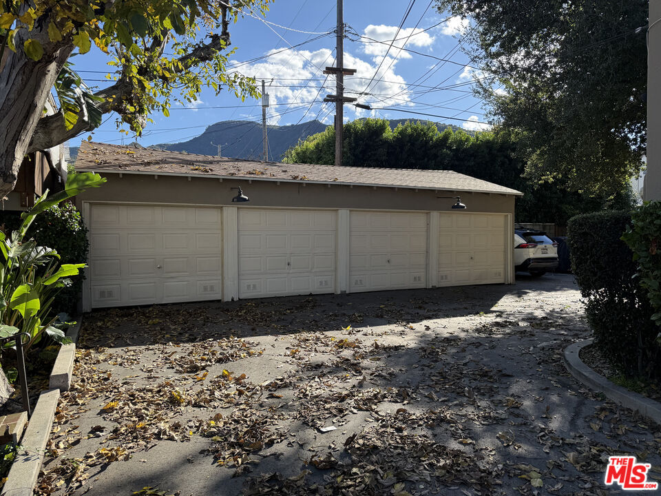 2912 West Riverside Drive Burbank, CA 91505 - Photo 4 of 16 a view of a garage