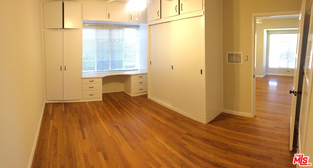 2912 West Riverside Drive Burbank, CA 91505 - Photo 8 of 16 a view of a room with wooden floor and bathroom