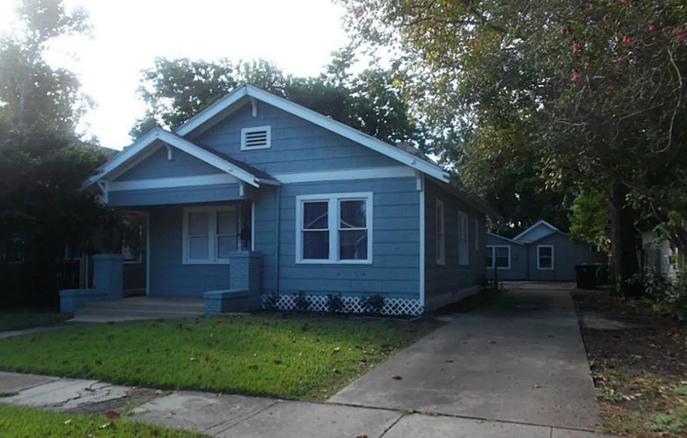 720 East 12th Street Houston, TX 77008 - Photo 1 of 10 a front view of a house with garden