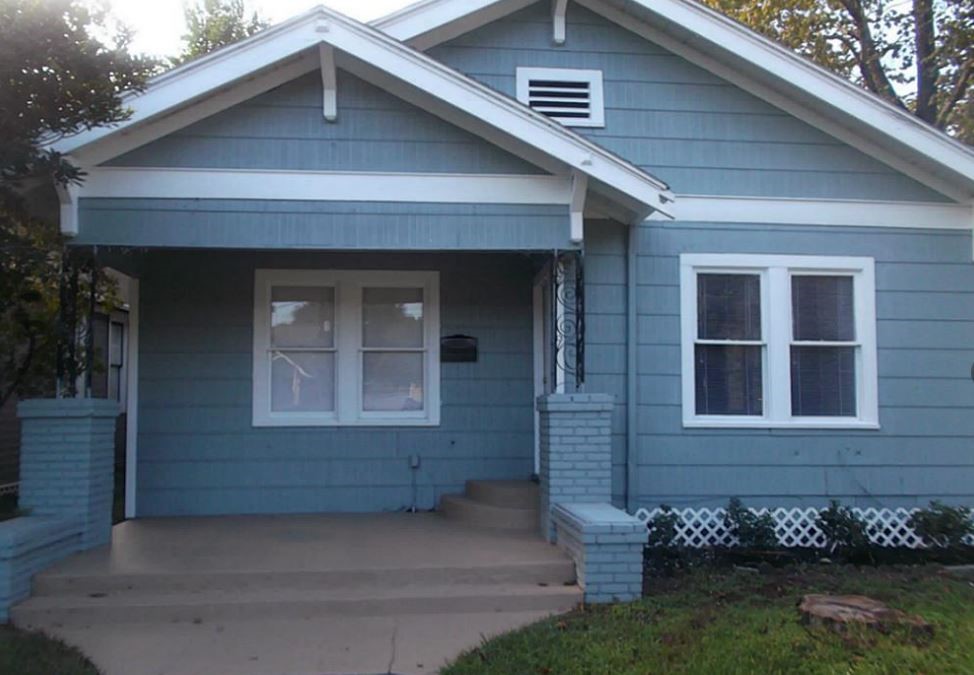 720 East 12th Street Houston, TX 77008 - Photo 2 of 10 a front view of a house with a yard