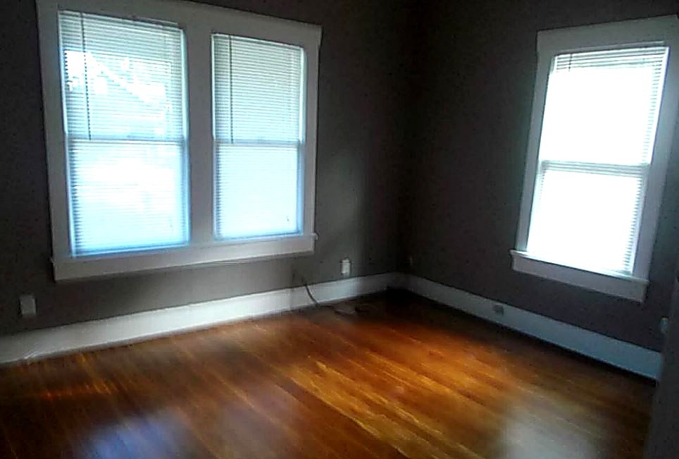 720 East 12th Street Houston, TX 77008 - Photo 3 of 10 a view of an empty room with a window