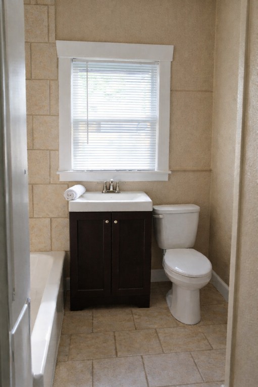 720 East 12th Street Houston, TX 77008 - Photo 8 of 10 a bathroom with a sink toilet and window