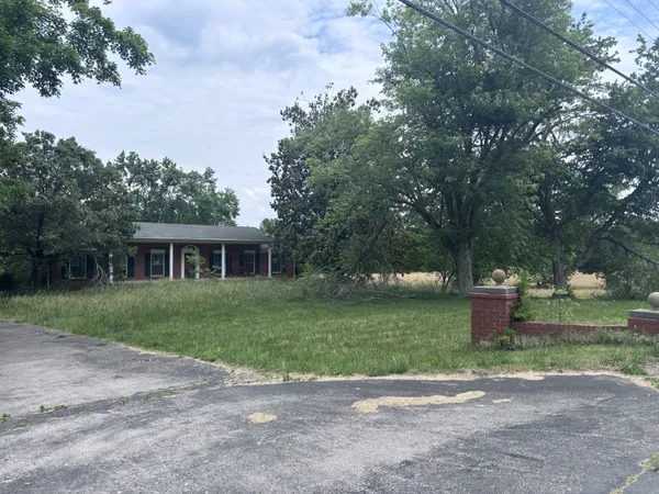 $600,000 | 1229 North 1st Street, Westmoreland, TN 37186