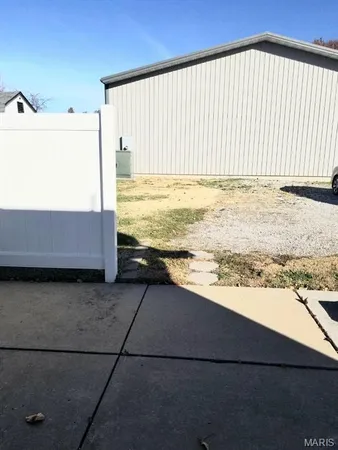 $1,600 | 13 North Service Road, St. Peters, MO 63376
