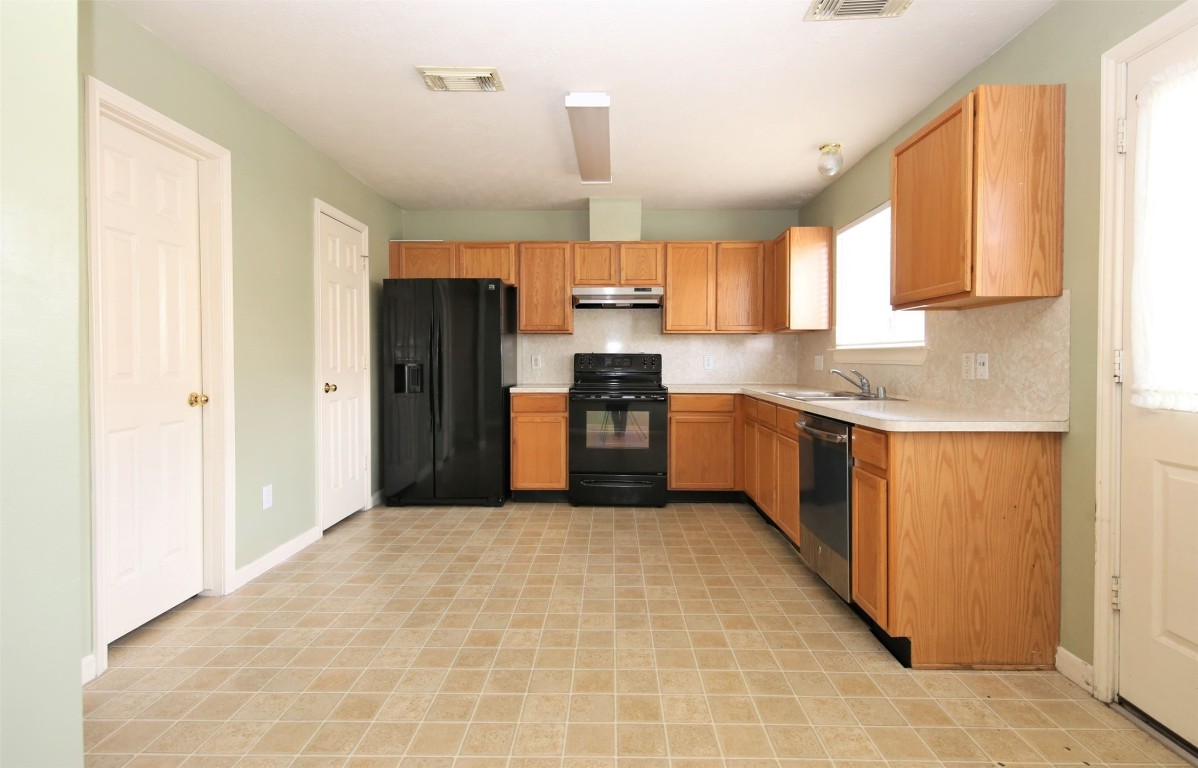 11735 Alief Clodine Road, Unit 22 Houston, TX 77072 - Photo 7 of 23 a kitchen with stainless steel appliances granite countertop a refrigerator and a sink