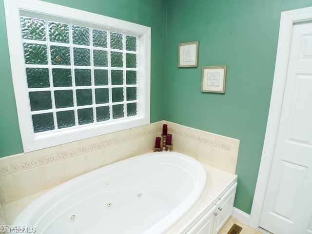 9123 County Line Road Kernersville, NC 27284 - Photo 8 of 16 Master Bath/Spa.