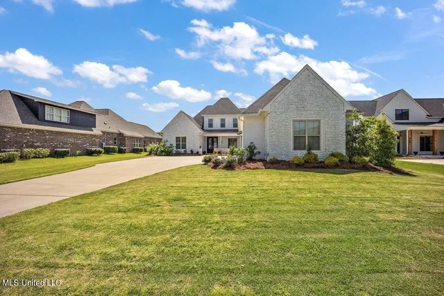 $695,000 | 305 Highland Park Boulevard, Ridgeland, MS 39157