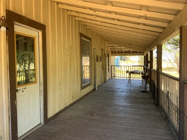 a view of a yard with a house