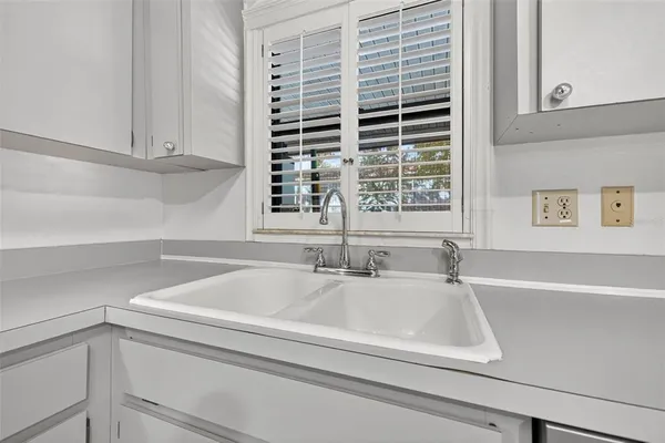 a close view of sink and tap