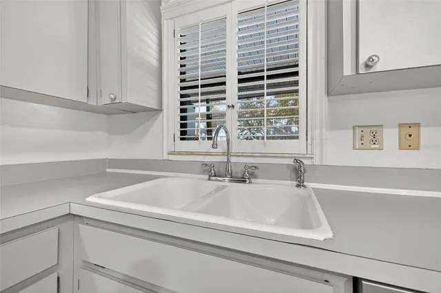 a close view of sink and tap