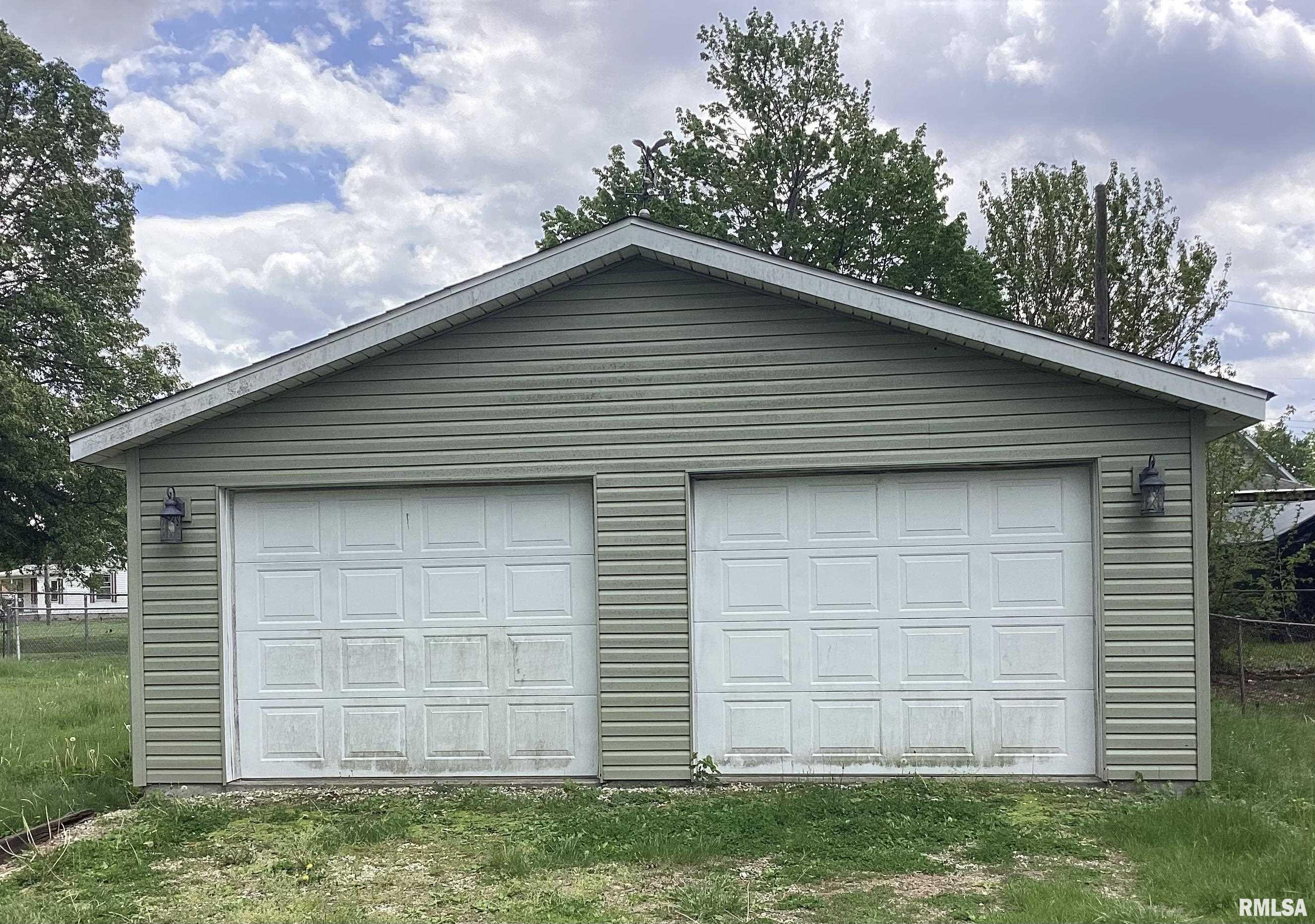 620 East Walnut Street Canton, IL 61520 - Photo 3 of 31