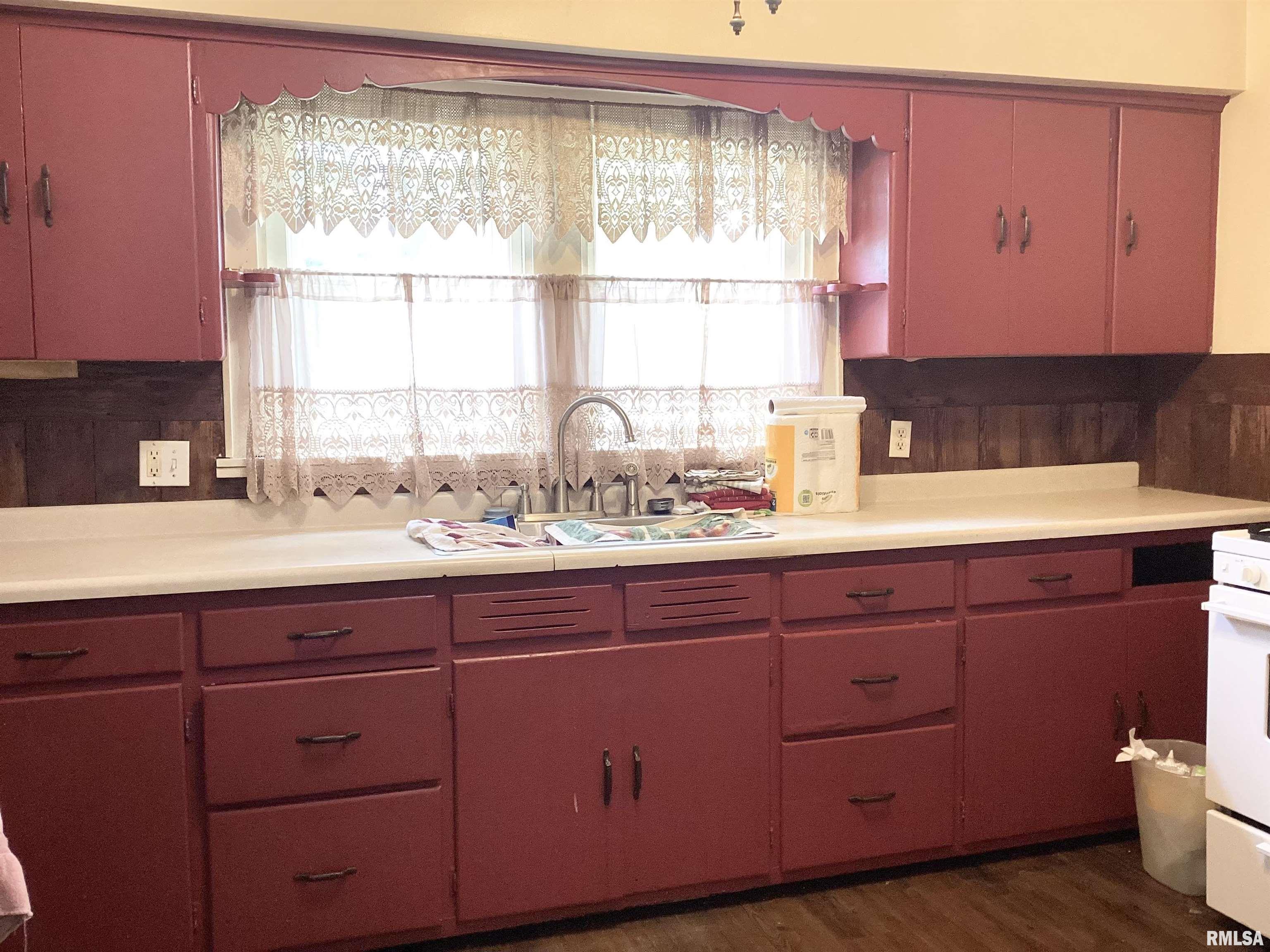 620 East Walnut Street Canton, IL 61520 - Photo 10 of 31