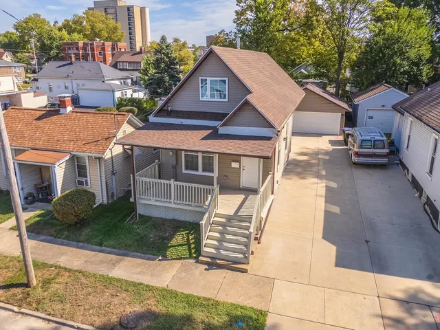 a view of entryway with a front door