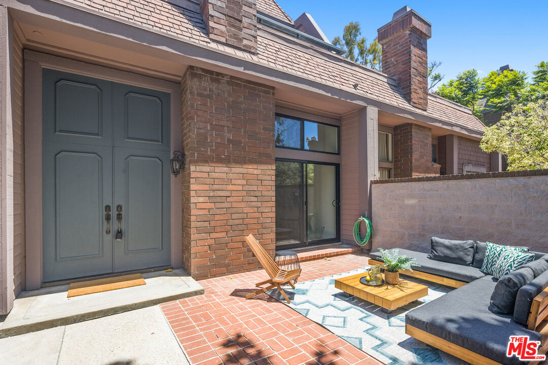 4549 Alla Road, Unit 5 Marina del Rey, CA 90292 - Photo 3 of 35 a front view of a house