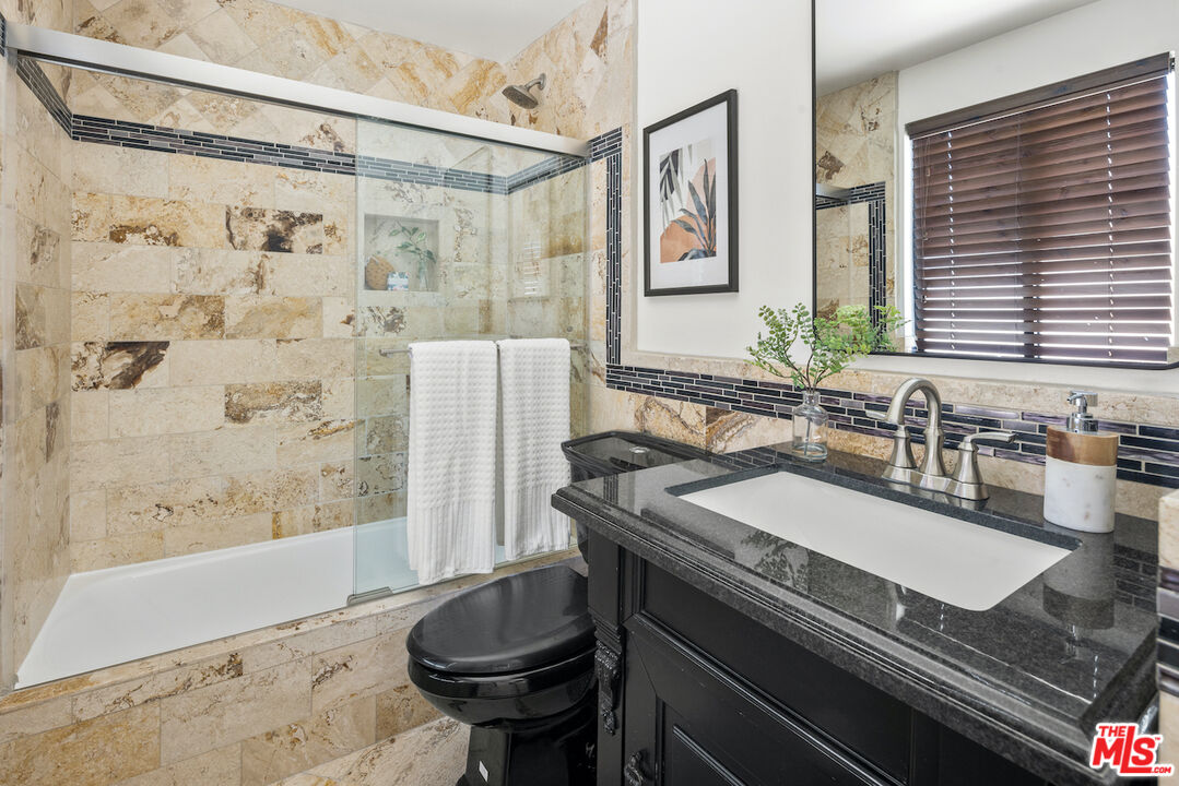 4549 Alla Road, Unit 5 Marina del Rey, CA 90292 - Photo 32 of 35 a bathroom with a sink and a mirror