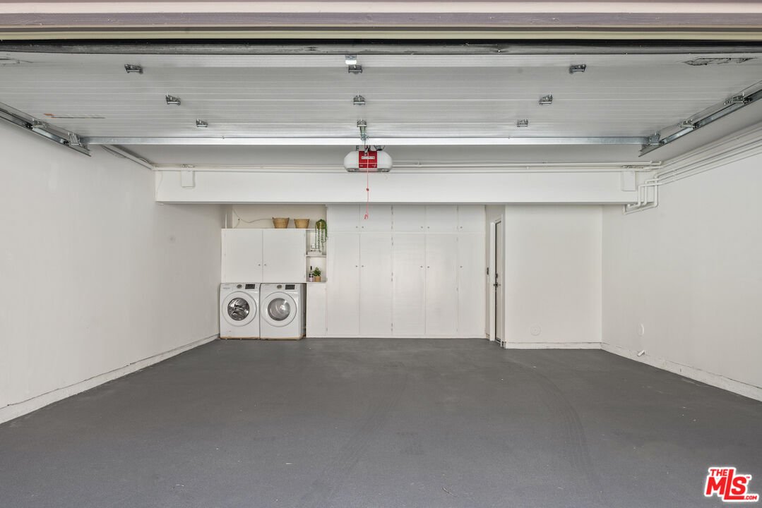 4549 Alla Road, Unit 5 Marina del Rey, CA 90292 - Photo 33 of 35 a view of a garage