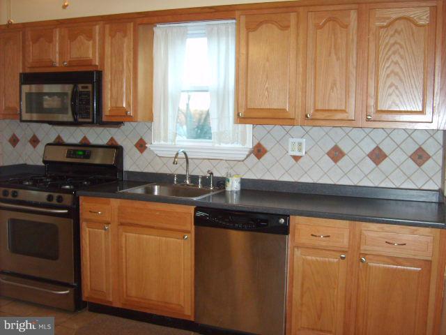 5547 Oakland Road Halethorpe, MD 21227 - Photo 7 of 11 Kitchen