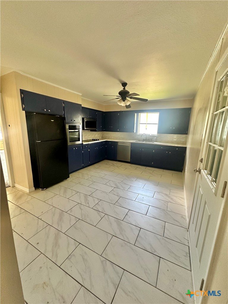 401 Walnut Street Yoakum, TX 77995 - Photo 6 of 20