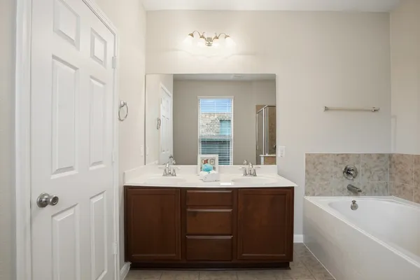 $2,200 | 11103 Avery Oaks Lane, Richmond, TX 77406