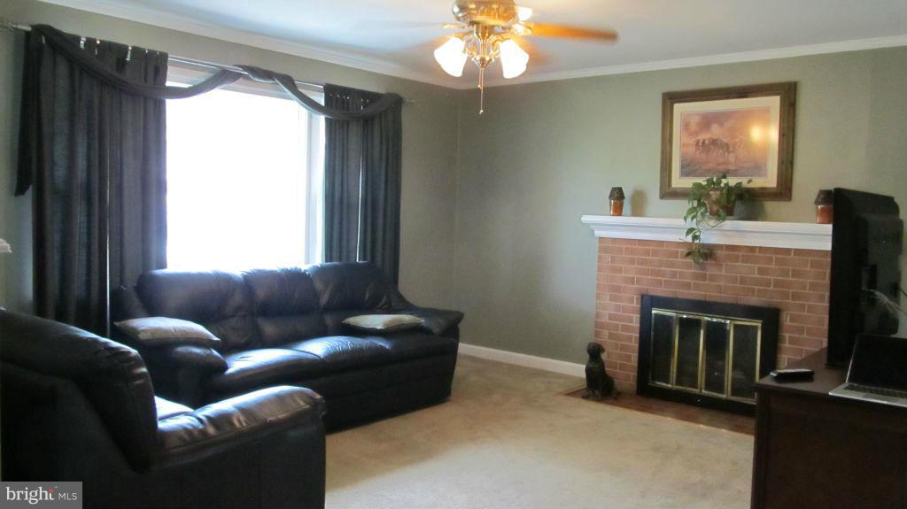 7911 Foote Lane Springfield, VA 22151 - Photo 2 of 17 Living Room