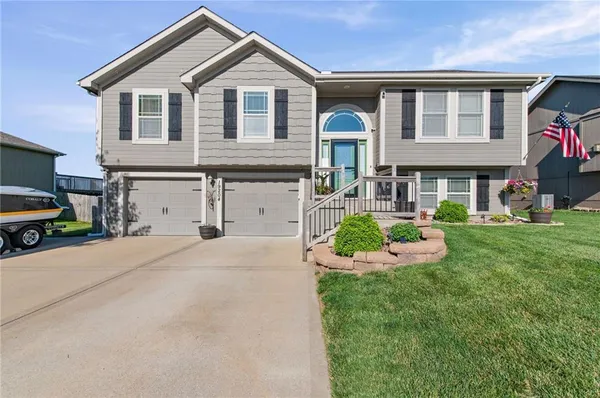 $355,000 | 19204 Corbyn Lane, Smithville, MO 64089