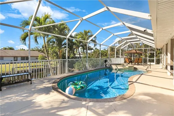 a view of a house with backyard