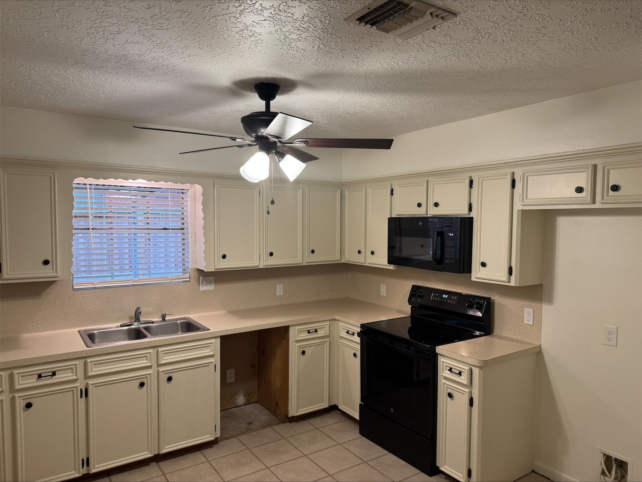 1702 Hazelwood Street Conroe, TX 77301 - Photo 4 of 16