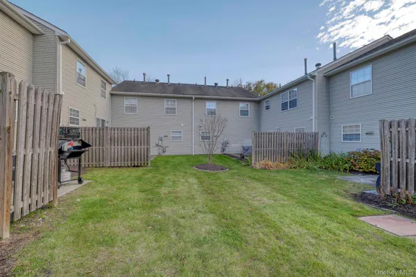 a view of a back yard