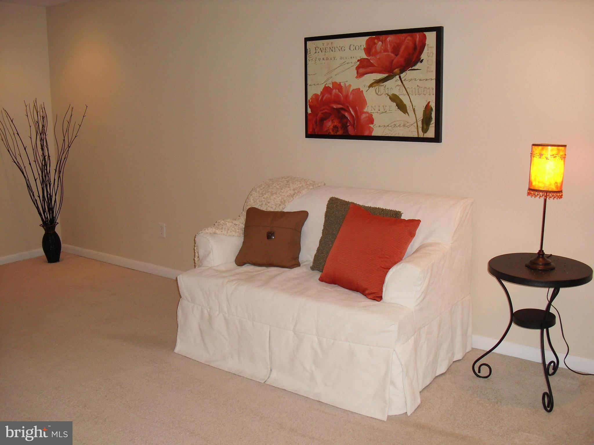5812 Royal Ridge Drive, Unit G Springfield, VA 22152 - Photo 3 of 22 Living Room