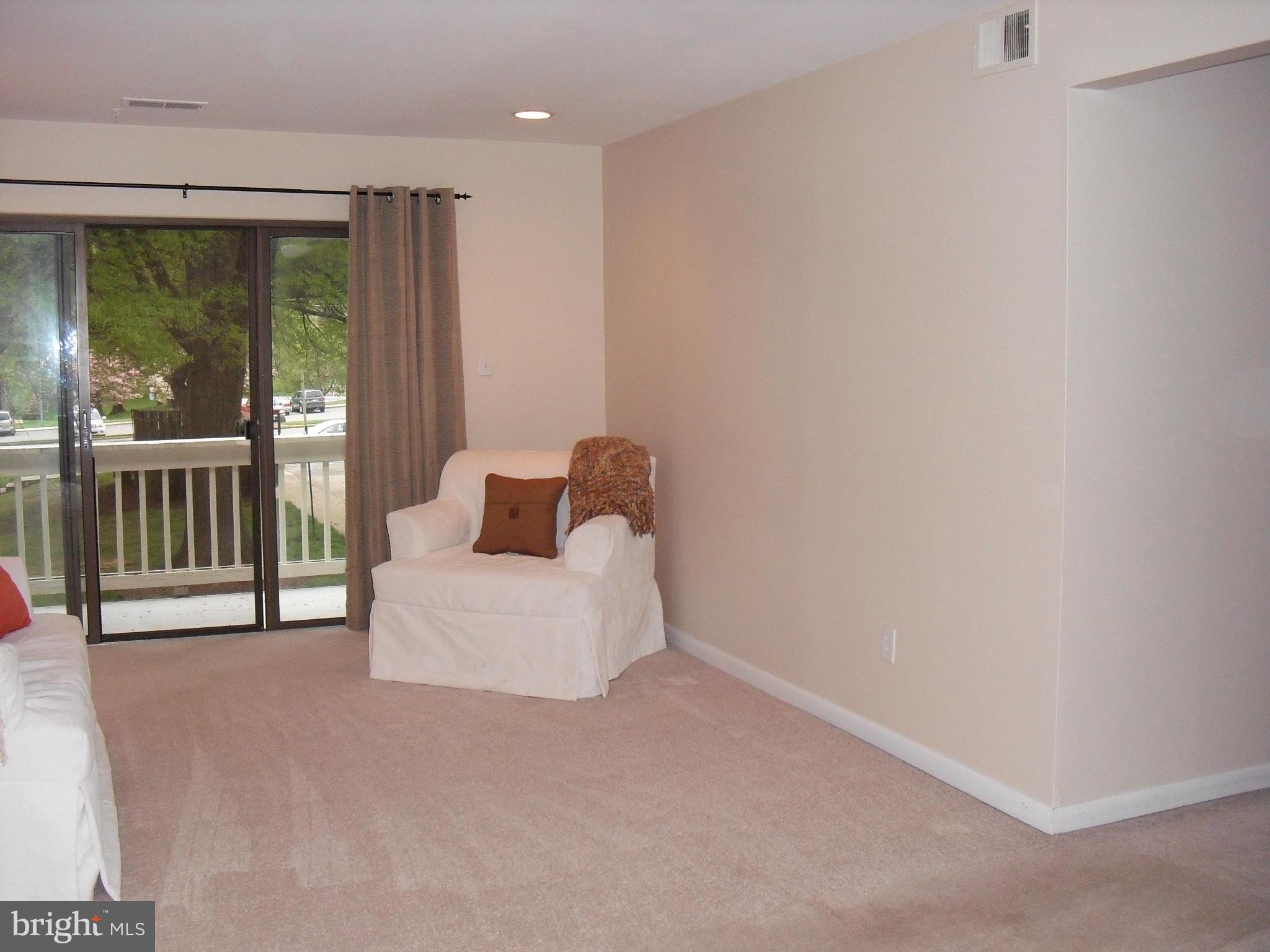 5812 Royal Ridge Drive, Unit G Springfield, VA 22152 - Photo 5 of 22 Living Room