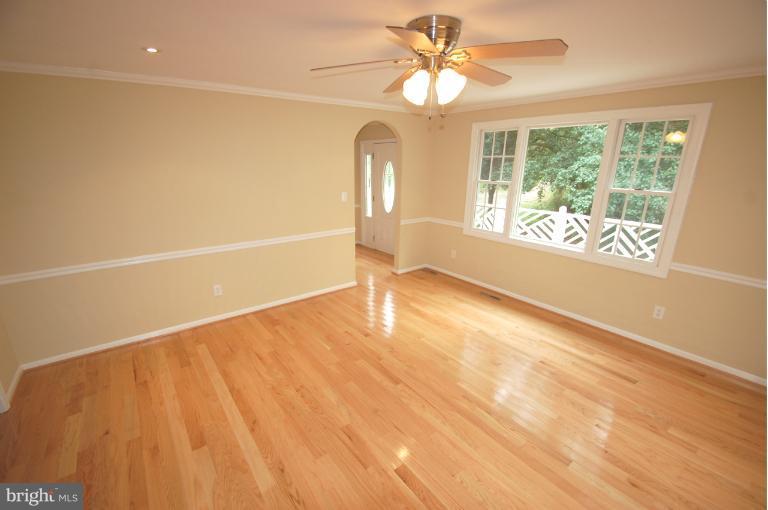 6747 Leeds Manor Road Marshall, VA 20115 - Photo 4 of 15 Living Room