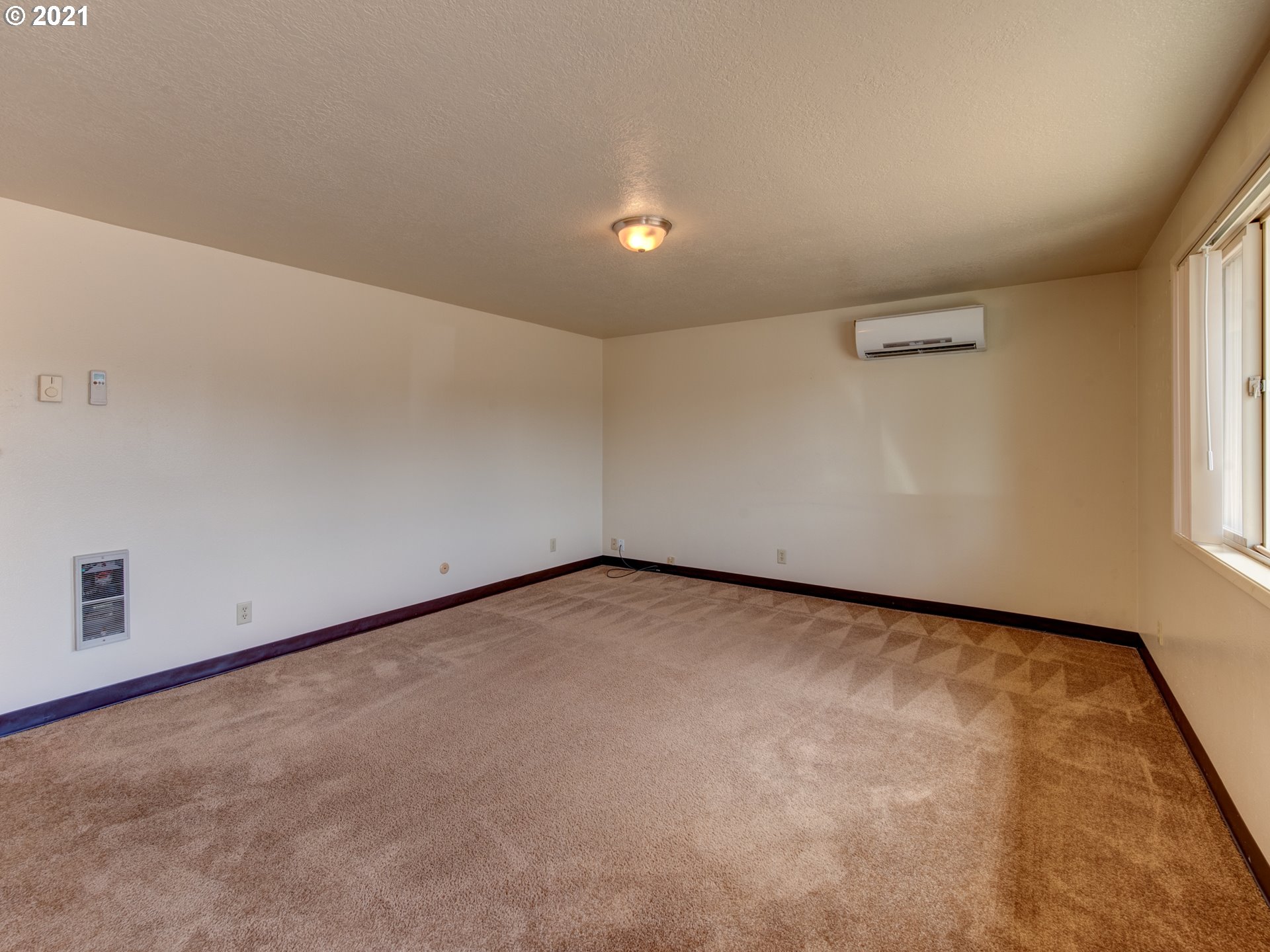 841 Maxwell Road Eugene, OR 97404 - Photo 3 of 17 Gallery Image 3